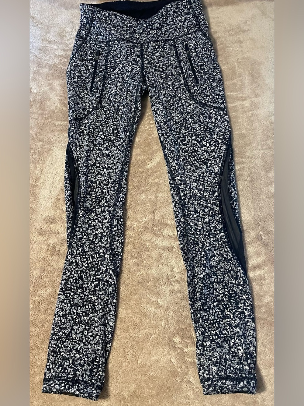 Lululemon Invigorate 7/8 Leggings “Daisy Dust Alpine White Black ". Size 4